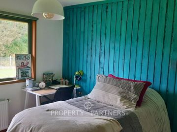 Casa espectacular con Quincho en terreno de media hectárea