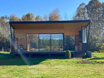 Casa espectacular con Quincho en terreno de media hectárea