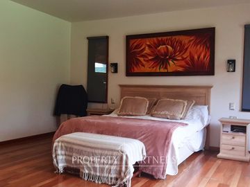 Casa espectacular con Quincho en terreno de media hectárea