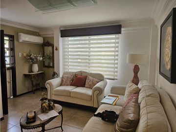 Venta de casa de 2 plantas en Valle Alto, Guayaquil.