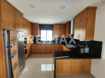 CASA EN VENTA EN HACIENDA AGUA CALIENTE, TIJUANA