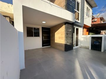 CASA EN VENTA DE 3 DORMITORIOS EN CONJUNTO VILLA MARA, SUR DE MANTA