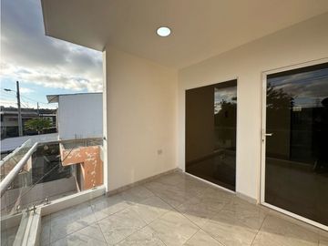 CASA EN VENTA DE 3 DORMITORIOS EN CONJUNTO VILLA MARA, SUR DE MANTA