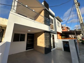 CASA EN VENTA DE 3 DORMITORIOS EN CONJUNTO VILLA MARA, SUR DE MANTA