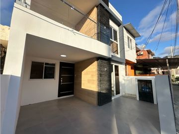 CASA EN VENTA DE 3 DORMITORIOS EN CONJUNTO VILLA MARA, SUR DE MANTA
