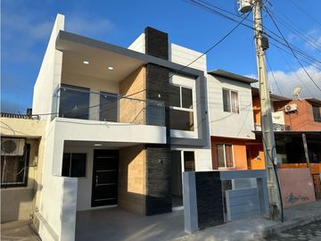 CASA EN VENTA DE 3 DORMITORIOS EN CONJUNTO VILLA MARA, SUR DE MANTA