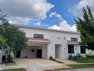 Casa en VENTA en Yucatán Country Club. Privada Kutz