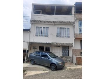 Se vende casa Duplex   en el barrio Gilberto Pelaez sector Aeropuerto