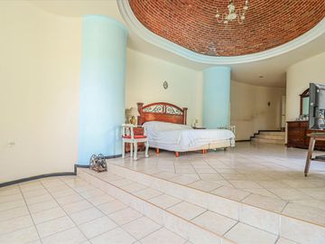 Imponente Casa con Amplios Espacios en Santa Fe