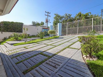 Imponente Casa con Amplios Espacios en Santa Fe