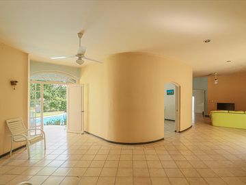 Imponente Casa con Amplios Espacios en Santa Fe