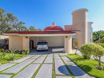 Imponente Casa con Amplios Espacios en Santa Fe
