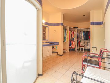 Imponente Casa con Amplios Espacios en Santa Fe