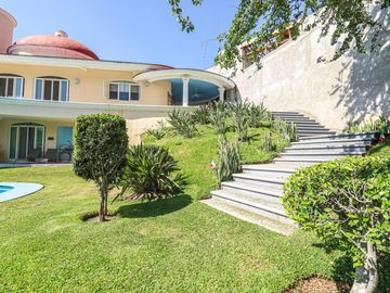 Imponente Casa con Amplios Espacios en Santa Fe