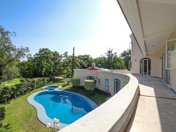 Imponente Casa con Amplios Espacios en Santa Fe
