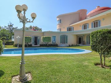 Imponente Casa con Amplios Espacios en Santa Fe