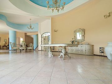 Imponente Casa con Amplios Espacios en Santa Fe