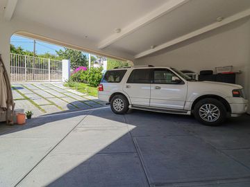 Imponente Casa con Amplios Espacios en Santa Fe