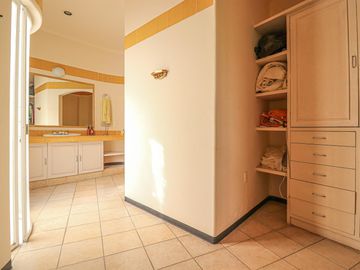 Imponente Casa con Amplios Espacios en Santa Fe