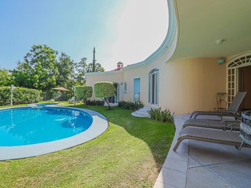 Imponente Casa con Amplios Espacios en Santa Fe