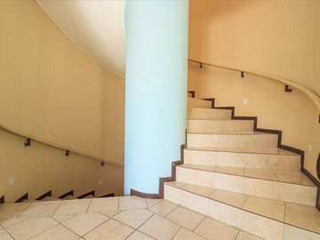 Imponente Casa con Amplios Espacios en Santa Fe