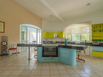 Imponente Casa con Amplios Espacios en Santa Fe