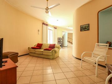 Imponente Casa con Amplios Espacios en Santa Fe