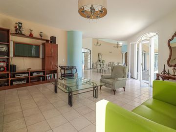 Imponente Casa con Amplios Espacios en Santa Fe