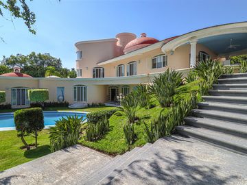 Imponente Casa con Amplios Espacios en Santa Fe