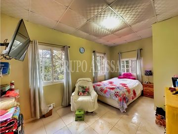 REBAJADA! Se Vende Hermosa Casa en Altos de Cerro Azul