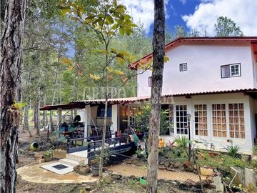 REBAJADA! Se Vende Hermosa Casa en Altos de Cerro Azul