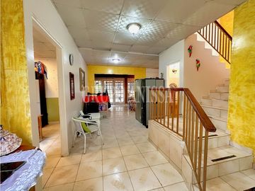 REBAJADA! Se Vende Hermosa Casa en Altos de Cerro Azul