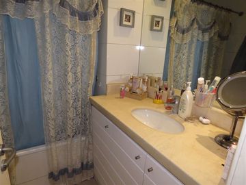 Departamento en Venta en Av. Las Condes / La Cabaña - 4D + 4B + 2 estacionamientos y bodega