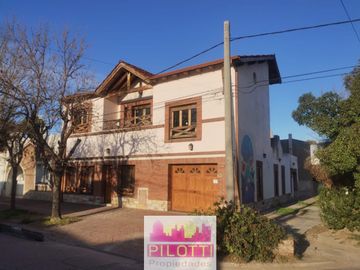 Casa en venta de 4 dormitorios c/ cochera en La Falda
