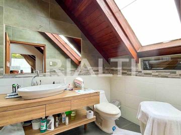 Casa en venta 3 cuadras de la Eloy Alfaro y Portugal