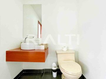 Casa en venta 3 cuadras de la Eloy Alfaro y Portugal