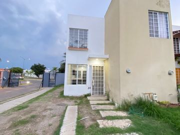 CASA EN REAL DEL VALLE, FRACC LA ARBOLEDA CON TERRAZA TECHADA