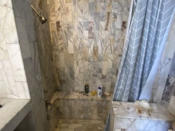 CASA EN VENTA, PARA ACTUALIZAR, EN LAS ARBOLEDAS, VIGILANCIA, JARDIN.
