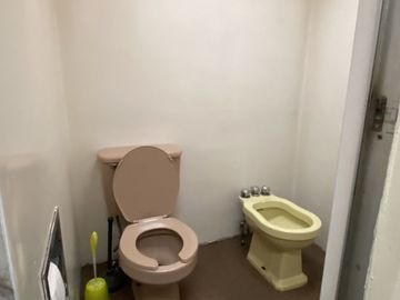 CASA EN VENTA, PARA ACTUALIZAR, EN LAS ARBOLEDAS, VIGILANCIA, JARDIN.