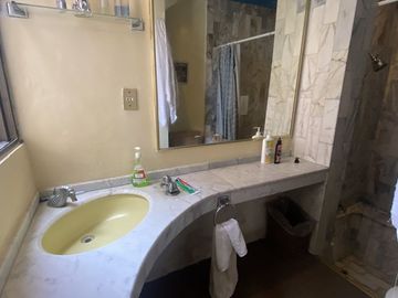 CASA EN VENTA, PARA ACTUALIZAR, EN LAS ARBOLEDAS, VIGILANCIA, JARDIN.