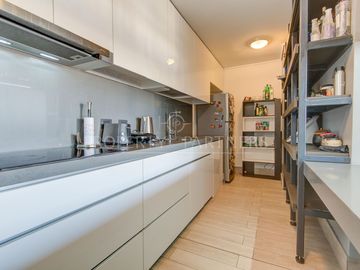Departamento en venta amoblado, tranquila calle cerca de Escuela de Carabineros.
