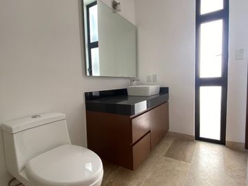 Casa 4 recámaras en esquina| Dentro de privada| 607m2 de terreno