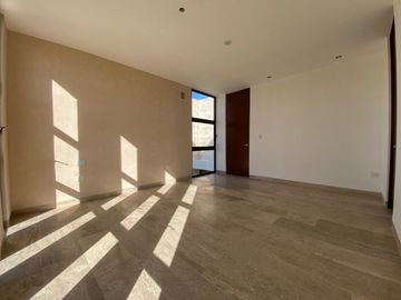 Casa 4 recámaras en esquina| Dentro de privada| 607m2 de terreno