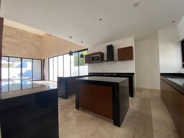 Casa 4 recámaras en esquina| Dentro de privada| 607m2 de terreno