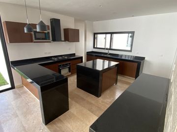 Casa 4 recámaras en esquina| Dentro de privada| 607m2 de terreno