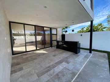 Casa 4 recámaras en esquina| Dentro de privada| 607m2 de terreno