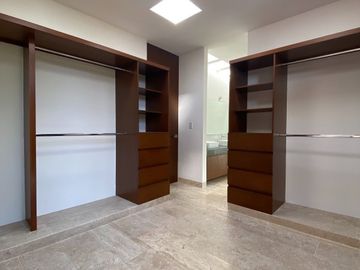 Casa 4 recámaras en esquina| Dentro de privada| 607m2 de terreno