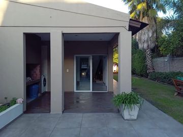 Casa en venta - 4 Dormitorios 4 Baños - 531,50mts2 - Merlo