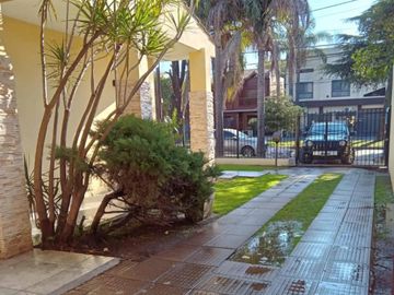 Casa en venta - 4 Dormitorios 4 Baños - 531,50mts2 - Merlo