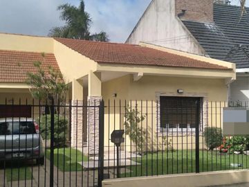 Casa en venta - 4 Dormitorios 4 Baños - 531,50mts2 - Merlo
